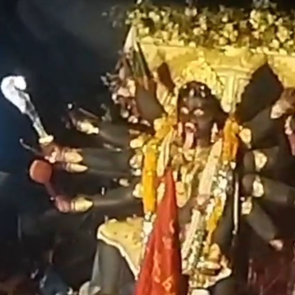 धनोरा-धूमा में निकला मां महाकाली का विसर्जन जुलूस:आतिशबाजी-आकर्षक झांकियां रहीं खास; चल समारोह के दौरान श्रद्धालुओं ने प्रसाद बांटा