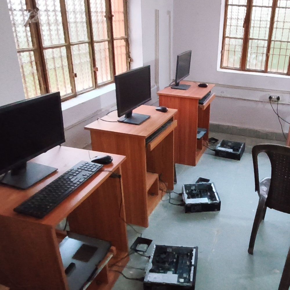 मॉडल स्कूल से 16 कंप्यूटर के CPU से पार्ट्स चोरी:ICT लैब से लाखों के उपकरण और CCTV DVR ले भागे चोर, नाइट गार्ड से प्रहरी से पूछताछ