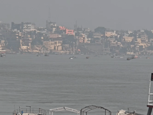 वाराणसी में गुलाबी ठंड के बीच सुबह छाया कोहरा:शहर की हवा भी खराब, 176 तक पहुंचा AQI