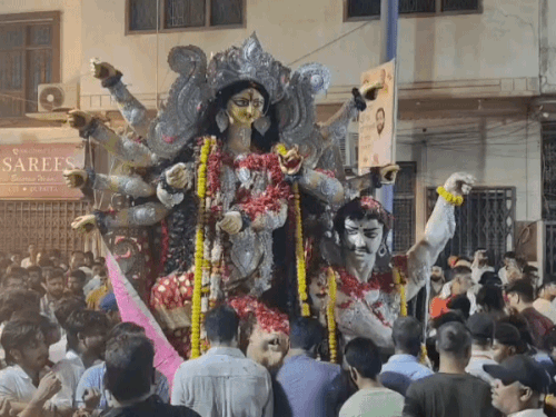 वाराणसी में गोल्डन स्पोर्टिंग क्लब की दुर्गा प्रतिमा का विसर्जन:चार एसीपी और आठ थानों की फोर्स तैनात, 51 महिलाओं ने किया सिंदूर खेला
