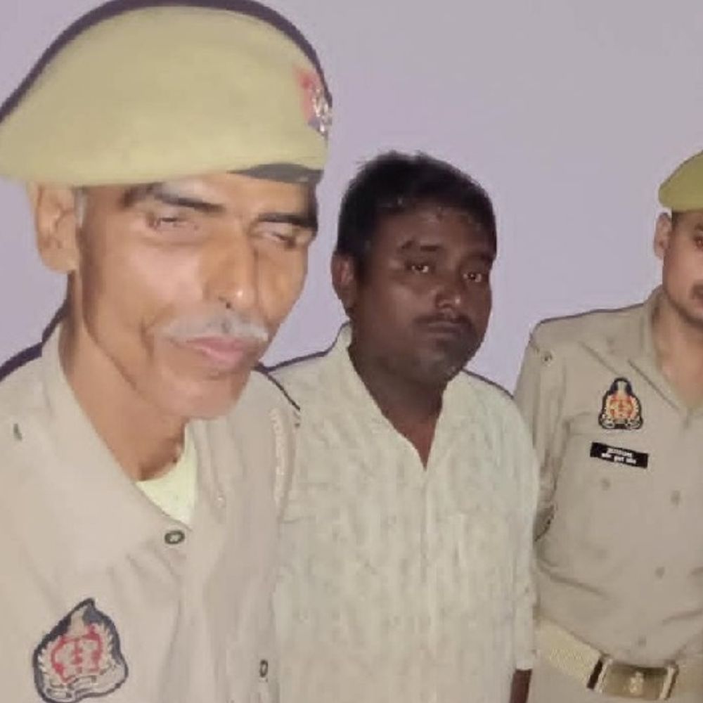 493 किलो अवैध पटाखे बरामद, दो गिरफ्तार:सिविल लाइन और रमईपट्टी में छापेमारी, बुलेट बम से लेकर रॉकेट तक मिले