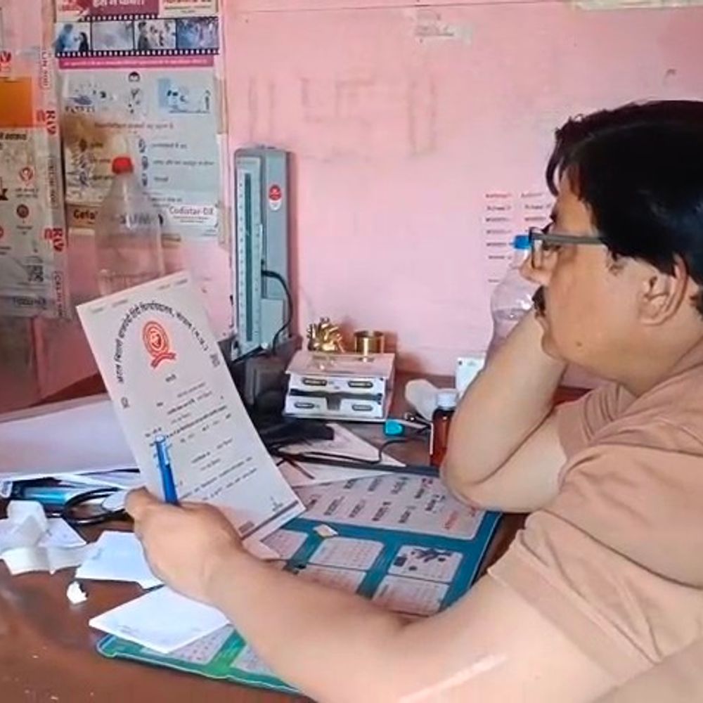 बिना डिग्री क्लिनिक चला रहा था फर्जी डॉक्टर:अवैध मेडिकल स्टोर भी सील, स्वास्थ्य विभाग की टीम ने की कार्रवाई