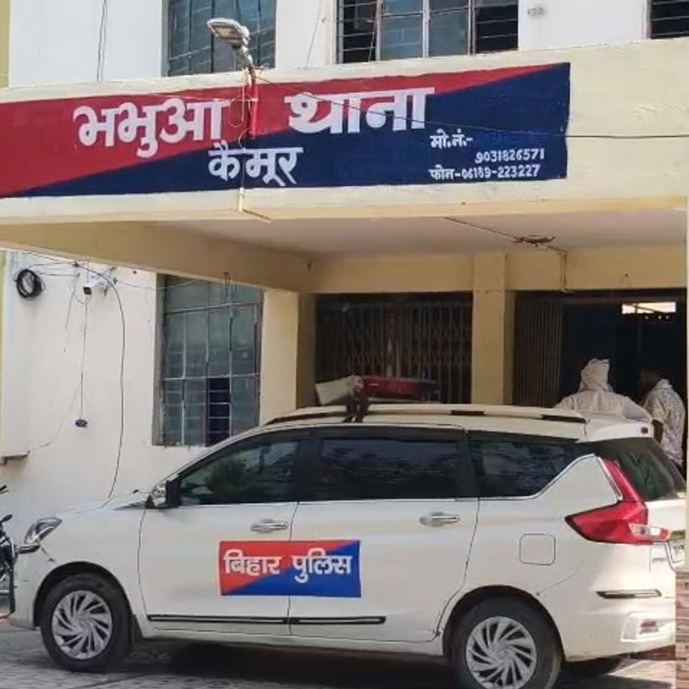 कैमूर-किशोरी से बाथरूम में घुसकर दुष्कर्म का प्रयास:घर में छेड़छाड़, शोर मचाने पर आरोपी फरार; शिकायत करने पहुंचे परिजनों से मारपीट