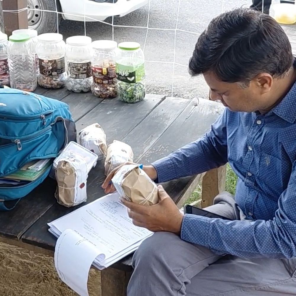 मिल्क पाउडर और चीनी से छेना बनाया जा रहा था:फर्रुखाबाद में खाद्य सुरक्षा विभाग ने छेना और दो जगह से लड्डू के नमूने लिए
