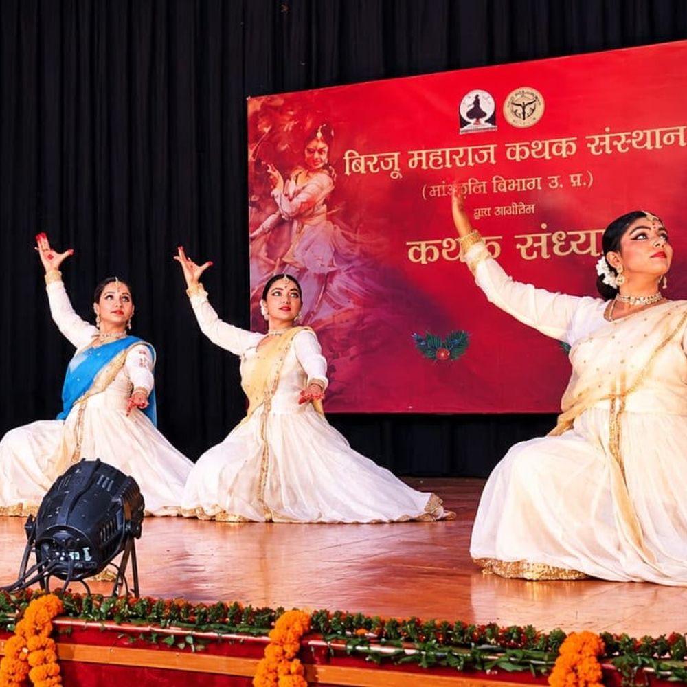लखनऊ कथक संध्या में पारंपरिक और सूफियाना का संगम:कलाकारों ने शास्त्रीय नृत्य की विविध छटाएं पेश कीं