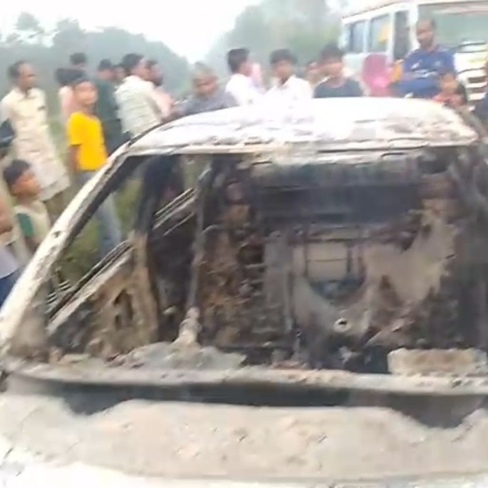 चलती कार में लगी आग लगने से चालक जिंदा जला,मौत:बाराबंकी के प्यारेपुर में हुआ हादसा, पुलिस ने शव को कब्जे में लिया