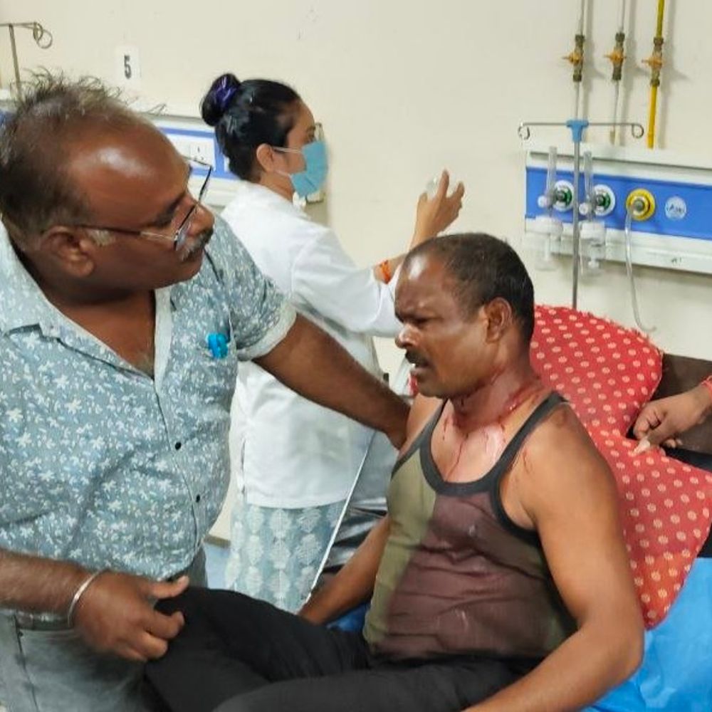 मवेशी चराने गए ग्रामीण पर बाघ का हमला:गले-पीठ पर गहरे घाव; चिल्लाने पर लाठी-डंडे लेकर पहुंचे लोग, तब बची जान