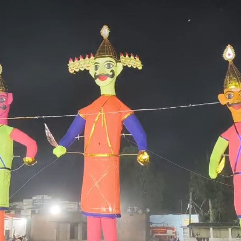 सहरसा में 65 फीट के रावण का दहन:MLT कॉलेज मैदान में भीड़, कुंभकरण-मेघनाथ के 55-55 फीट पुतले भी जले