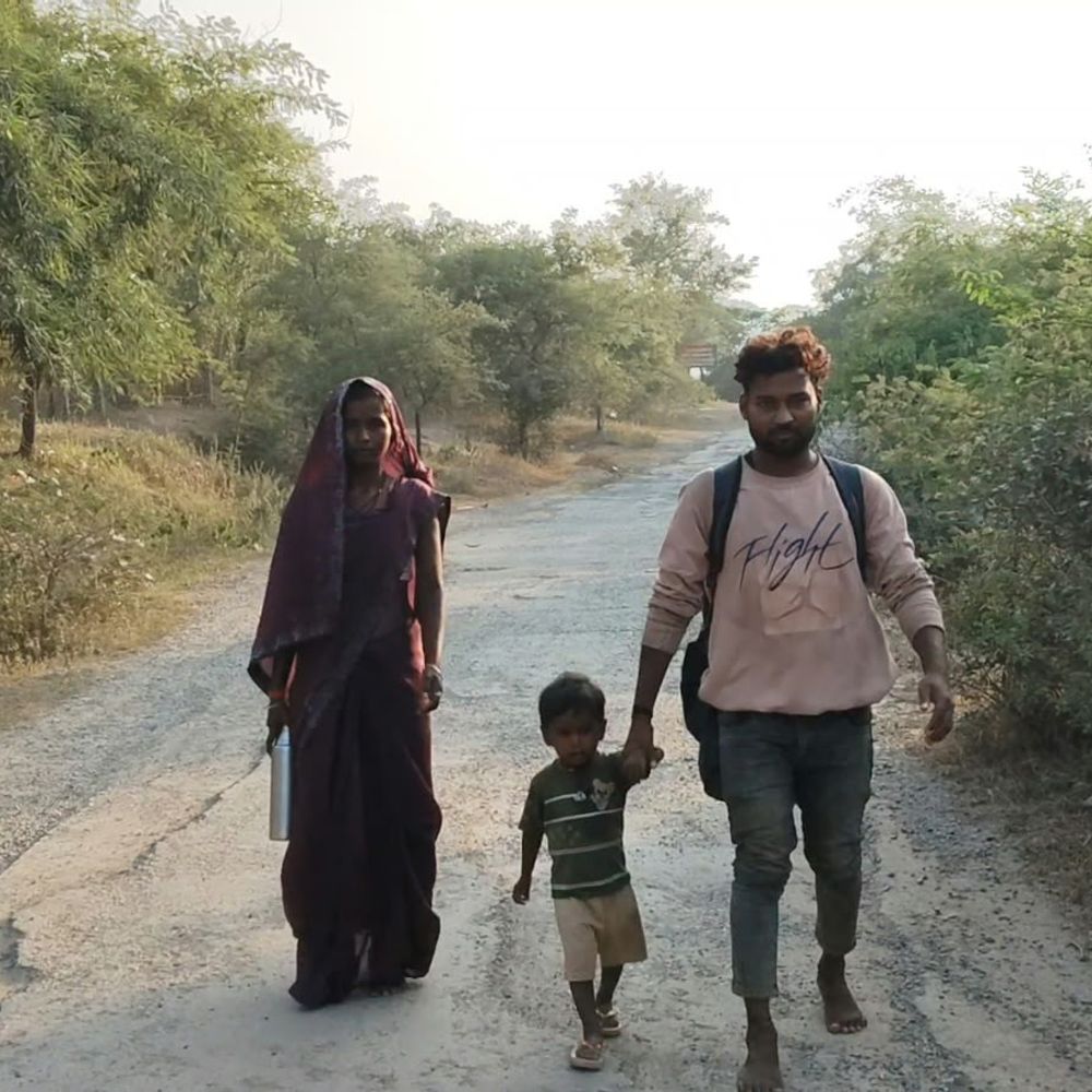झांसी का परिवार 150 किमी पैदल चलकर मैहर पहुंचा:रास्ते में 1500 रुपए चोरी, 9 दिन का व्रत रखे, लोगों ने खाने की चीजें दीं