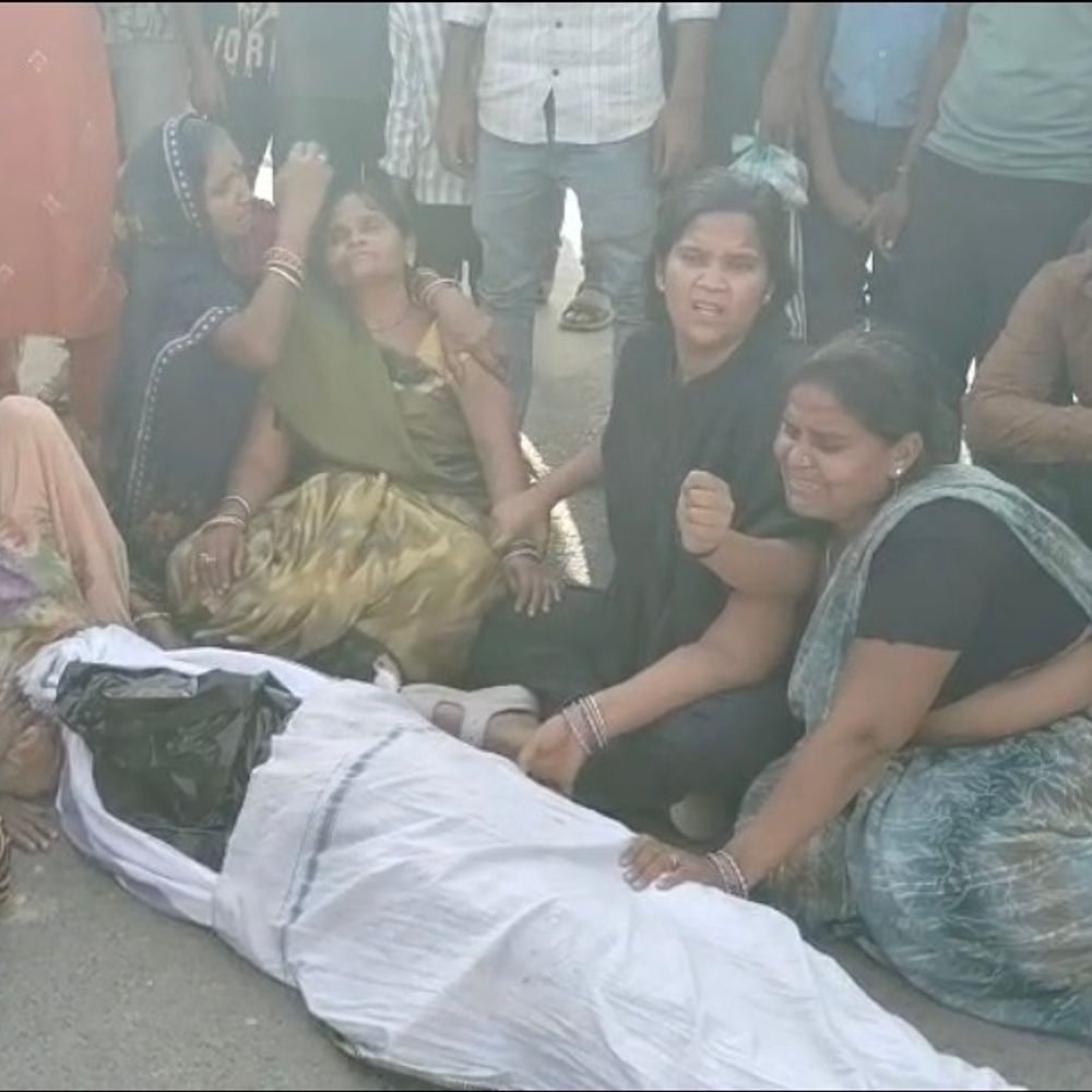 थाने में पेट्राले डालकर आग लगाने वाले अधेड़ की मौत:कुठला थाने के पुलिसकर्मियों पर मारपीट आरोप, परिजन बोले- दबाव में उठाया कदम