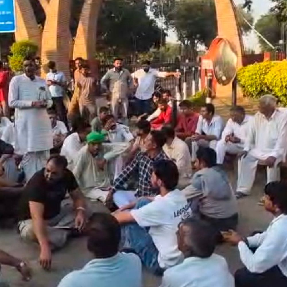 अग्रोहा में पेयजल पाइपलाइन का रास्ता अटका:मेडिकल कॉलेज के गेट पर धरने पर बैठे ग्रामीण, ग्रामीणों ने दिया 24 घंटे का अल्टीमेटम