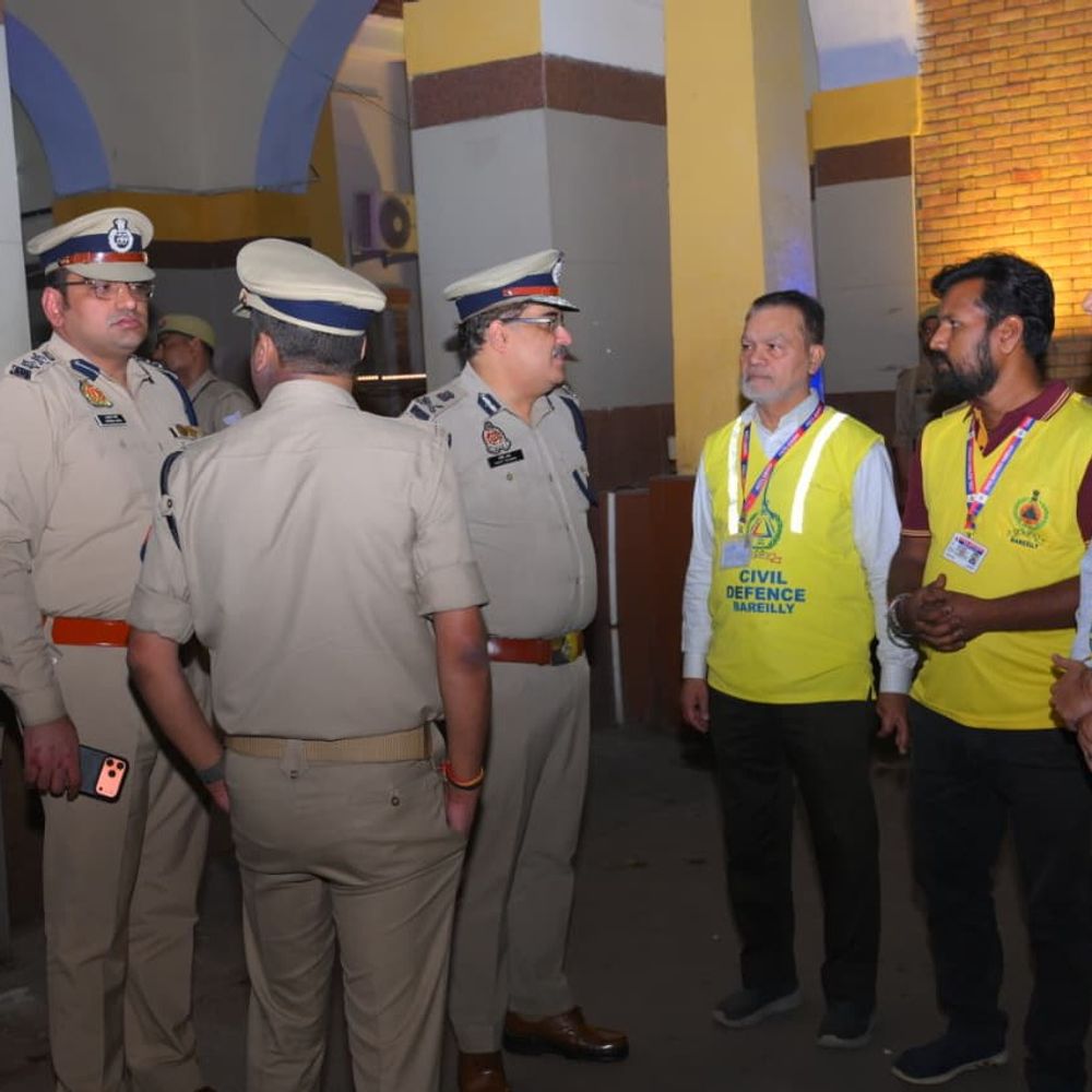 बरेली जंक्शन पर PET अभ्यर्थियों की व्यवस्था जांची:एडीजी, डीआईजी और एसएसपी ने संदिग्धों की चेकिंग की, ठहरने की जानकारी ली