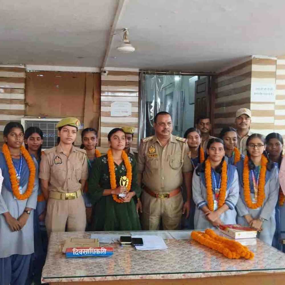 गोरखपुर में छात्रा वैष्णवी एक दिन की थाना प्रभारी बनी:ज्वेलरी लुटेरों को पकड़ने में मदद करने वाली अमृता समेत 11 छात्राओं को सम्मान मिला