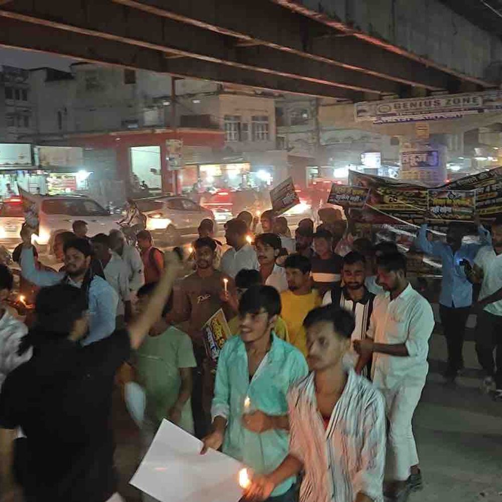शिक्षक शमशाद हत्याकांड- 40 दिन बाद भी सभी आरोपी फरार:मोतिहारी में हजारों लोगों ने कैंडल मार्च निकाला, जल्द गिरफ्तारी की मांग