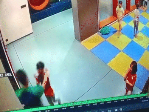 किड्स जोन में खेल रहे बच्चे को बेरहमी से पीटा:बच्चे ने कान पकड़कर माफी मांगी; फिर भी नहीं माना,  सूरत की घटना