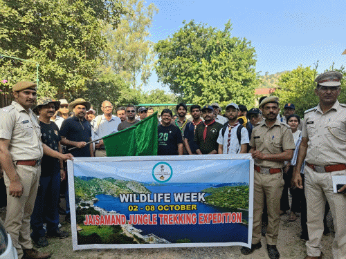 सलूंबर में वन्यजीव सप्ताह पर छात्रोंने जंगल की बारीकियां समझीं:कलक्टर ने ट्रैकिंग दल को हरी झंडी दिखाई, पर्यावरण संरक्षण का संदेश दिया