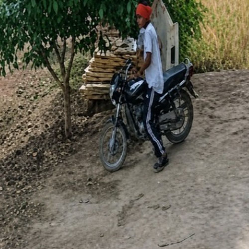 तरनतारन में 30 सेकंड में बाइक चोरी:घर के बाहर खड़ी थी, सामान लेने गया था मालिक; पीछे से चोर लेकर भागा