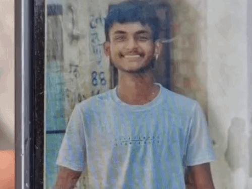 करनाल में 17 वर्षीय युवक की संदिग्ध हालात में मौत:सड़क किनारे टूटी मिली बाइक,घर से काम पर निकला था अक्षय,परिजनों ने पुलिस से निष्पक्ष जांच की मांग की