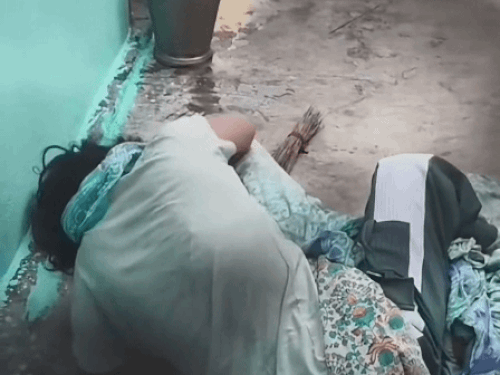 करनाल में बुजुर्ग सास को जमीन पर दबाकर पीटा:बहू पर केस दर्ज,बिजली बिल आधा करने को लेकर चल रहा था विवाद,घटना का वीडियो वायरल