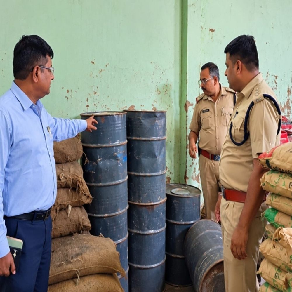 दीपावली से पहले ग्वालियर पुलिस की बड़ी स्ट्राइक:सोमवार रात को ट्रांसपोर्ट नगर के 2 गोदामों से 645 किलो कैल्शियम कार्बाइड जब्त