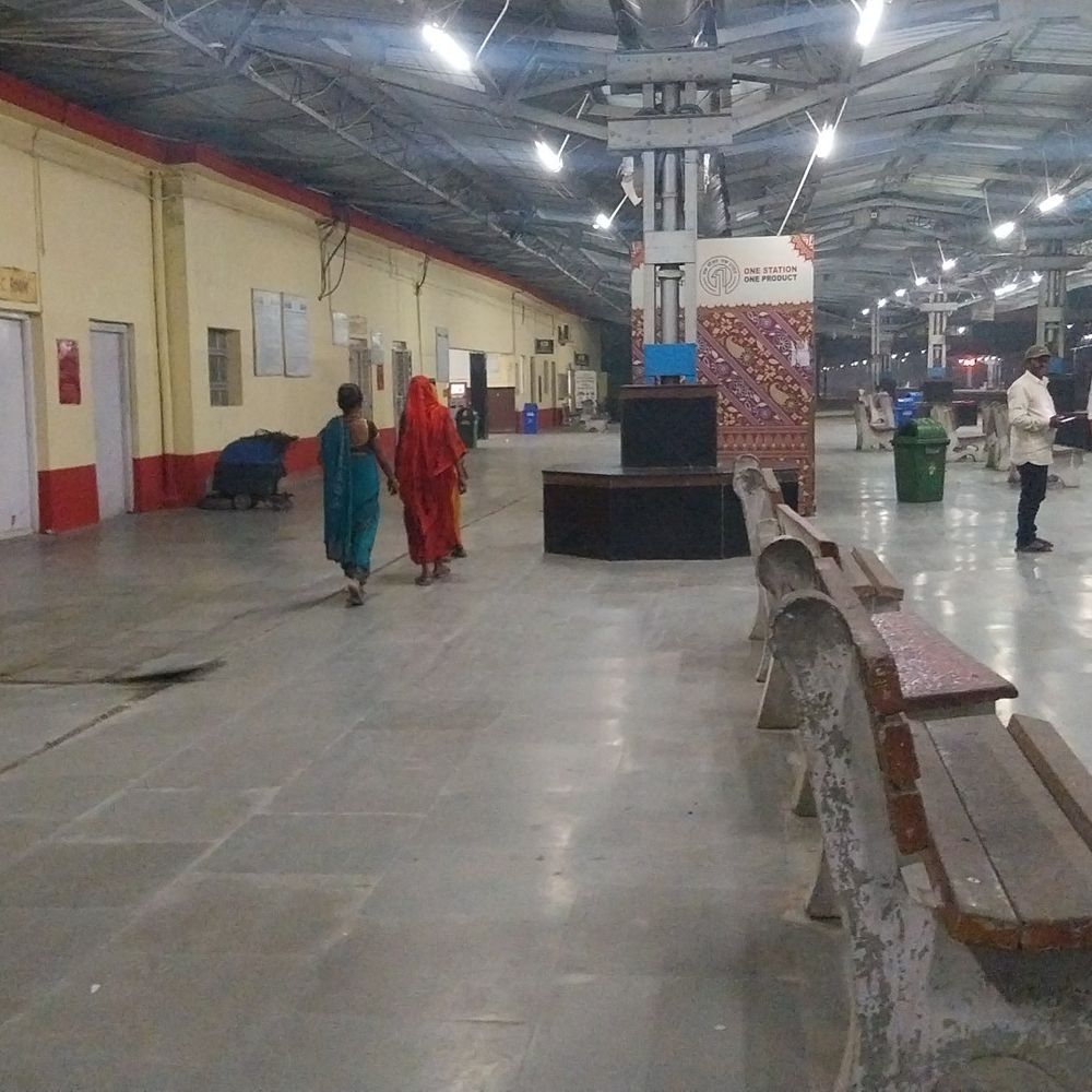 अमृत भारत स्टेशन पर शौचालय में ताला:अररिया में महिलाओं को खुले में शौच के लिए होना पड़ा मजबूर, बुनियादी सुविधाओं पर सवाल