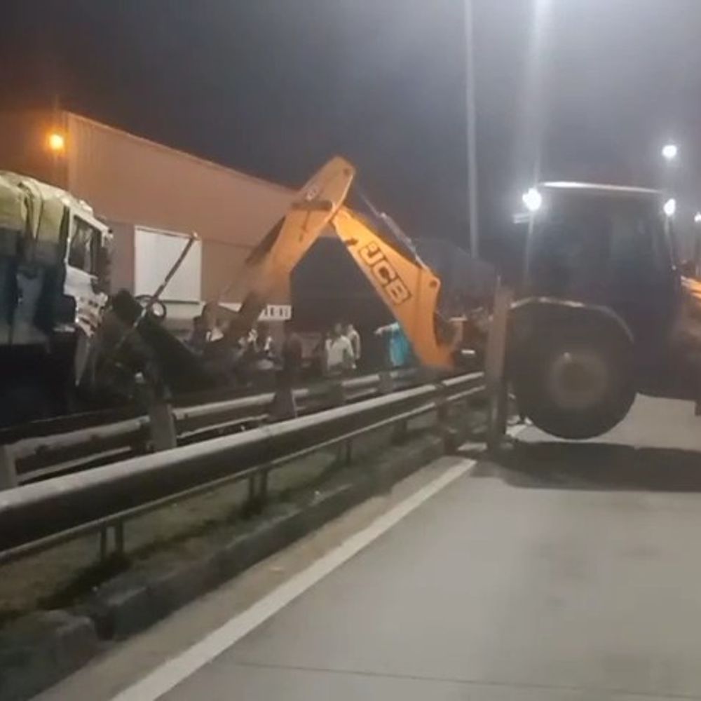 2 ट्रकों की टक्कर, केबिन में फंसा ड्राइवर;मौत:कैमूर में लोहे के पुर्जे काटकर निकाला गया शव, पुलिस ने गाड़ियों को कब्जे में लिया