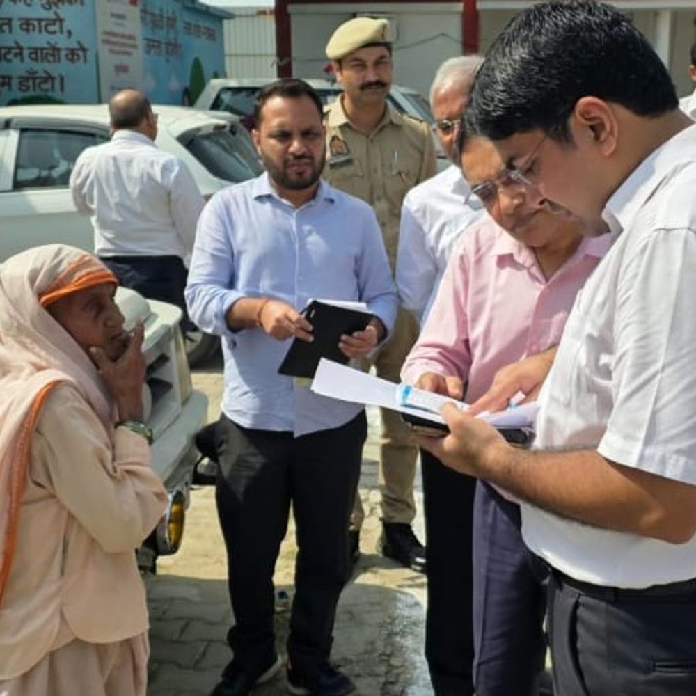 बुजुर्ग की फरियाद सुनने बैठक छोड़कर बाहर आए डीएम:विधवा पेंशन-राशन कार्ड की मांग लेकर 18 KM दूर से पहुंची थी, एस्कॉर्ट से घर भिजवाया
