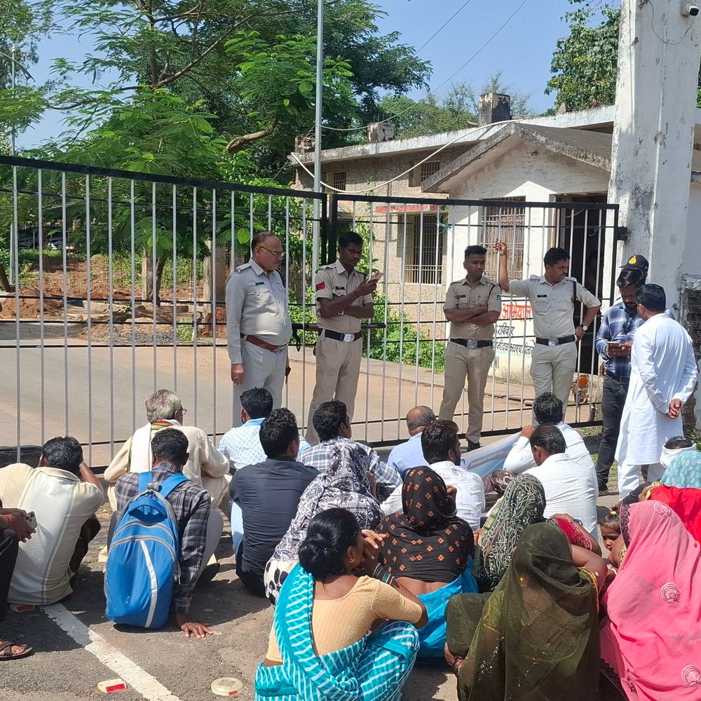 OBC महासभा का धरना, तहसीलदार के निलंबन की मांग:भ्रष्टाचार, पूंजीपतियों को लाभ पहुंचाने,  कार्यशैली पर लगाए आरोप