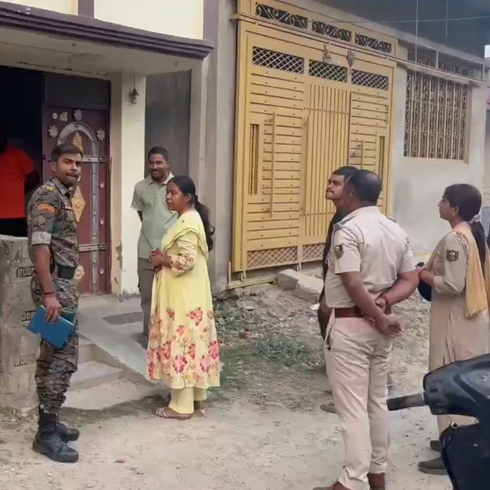 बंद घर का ताला तोड़ लाखों की चोरी:CCTV का DVR फेंका, सोना-चांदी और 50 हजार नगद ले गए चोर