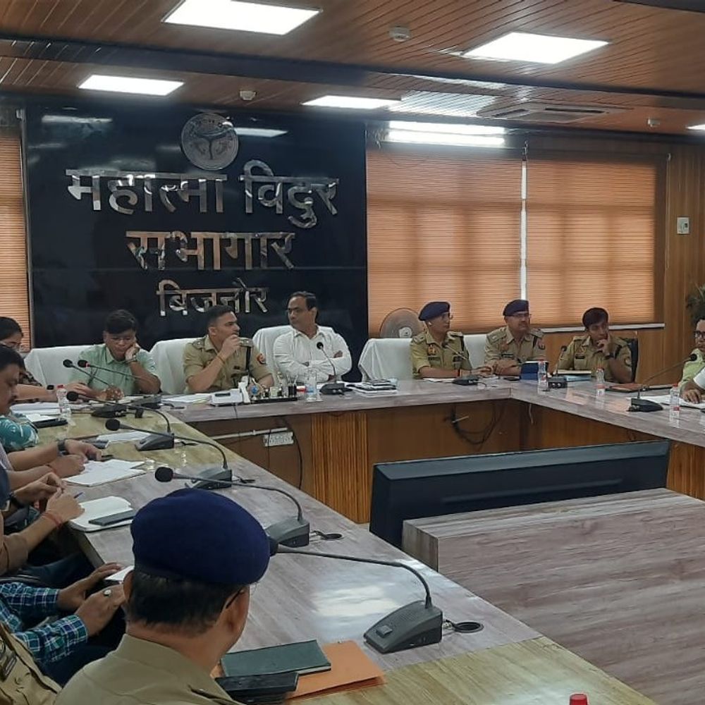 दुर्गा पूजा और रामलीला में सुरक्षा के पुख्ता इंतजाम करें:DM ने की बैठक, कहा- शोभायात्रा के रास्ते लटक रहे तार हटाएं, रोड ठीक करें