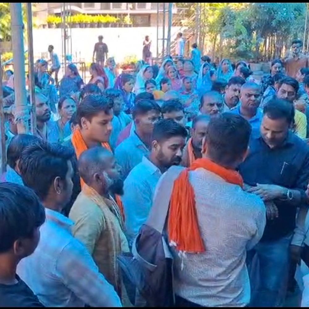 PM-आवास की मांग को लेकर अमर अग्रवाल का बंगला घेरा:विस्थापित परिवार बोले- इमलीभाठा में रहना मुश्किल, MLA बोले- मांग जायज, अधिकारियों से चर्चा करेंगे