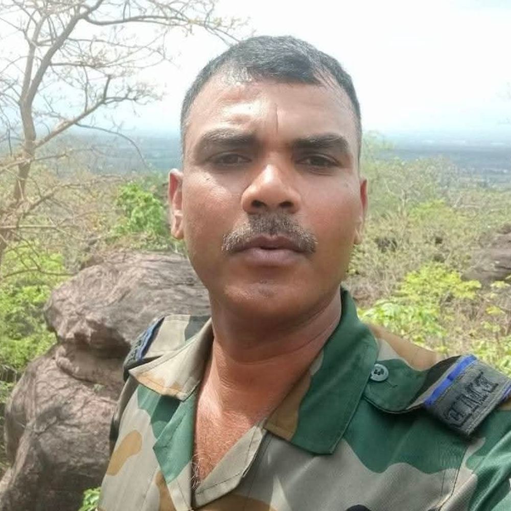 शहीद हवलदार सुनील सिंह के गेट शिलान्यास पर पत्नी बेहोश:बक्सर में 7.50 लाख की लागत से होगा निर्माण, शहीद स्मारक भी बनेगा