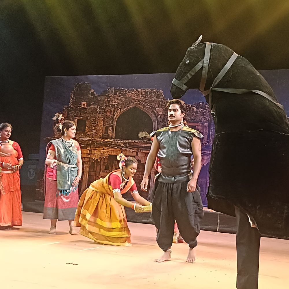 कलाकारों ने नाटक के जरिए दिखाई गोंड राजा की वीरता:डिंडौरी में हुआ जननायक कार्यक्रम; दर्शकों ने तालियां बजाकर बढ़ाया उत्साह