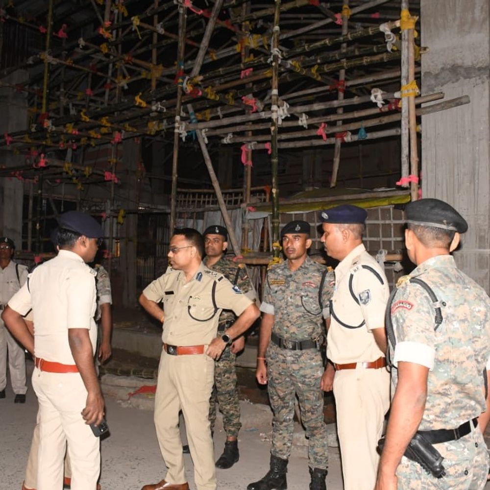 बेतिया में दुर्गा पूजा को लेकर पुलिस अलर्ट:SSP-SDPO ने किया निरीक्षण, भीड़ नियंत्रण से लेकर CCTV और अग्नि सुरक्षा तक की पड़ताल