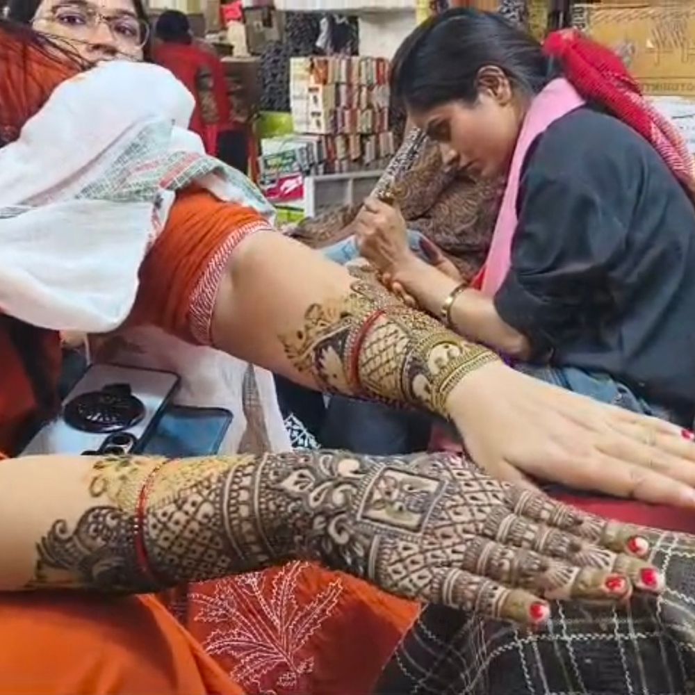 करवा चौथ पर बाराबंकी के बाजारों में भीड़:महिलाएं खरीद रहीं साड़ी, गहने और पूजा का सामान; मेहंदी के लिए कतारें, आज रखेंगी निर्जला व्रत