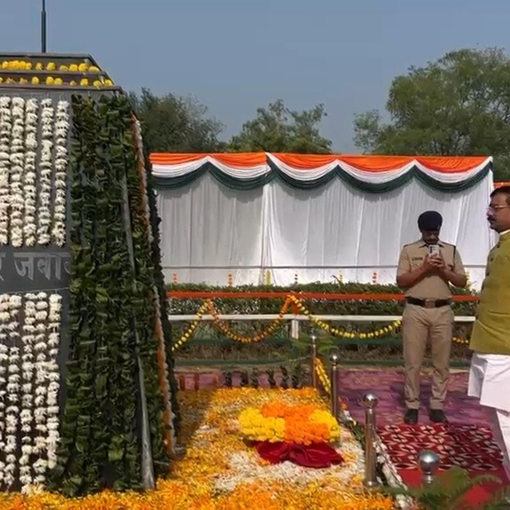 पुलिस स्मृति दिवस पर शहीद जवानों को श्रद्धांजलि:दमोह पुलिस लाइन में कार्यक्रम, मंत्री, सांसद, एसपी और कलेक्टर ने किया शहीदों को याद