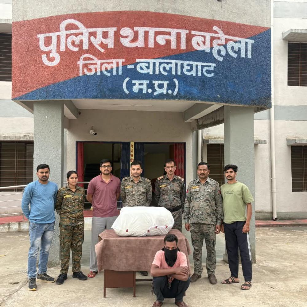 12 लाख के 24 किलो गांजे के साथ युवक गिरफ्तार:झाड़ियों में छिपा मिला, ओडिसा से लेकर आया था नशे की खेप