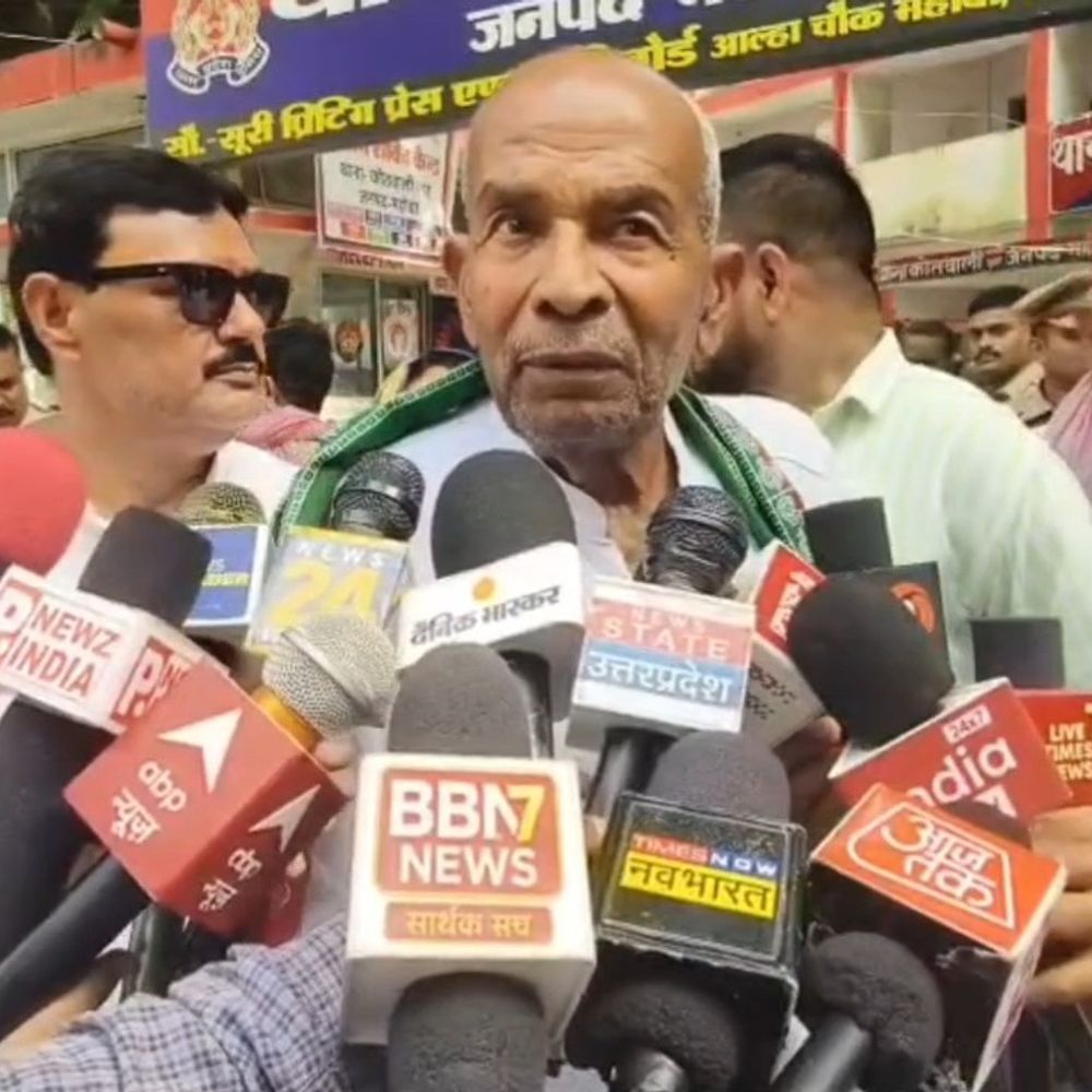 महोबा में सपाइयों ने फूंका मुख्य चुनाव आयुक्त का पुतला:पूर्व विधायक ने दी जान से मारने की धमकी, कोतवाली का घेराव कर अखिलेश यादव की रिहाई की मांग की