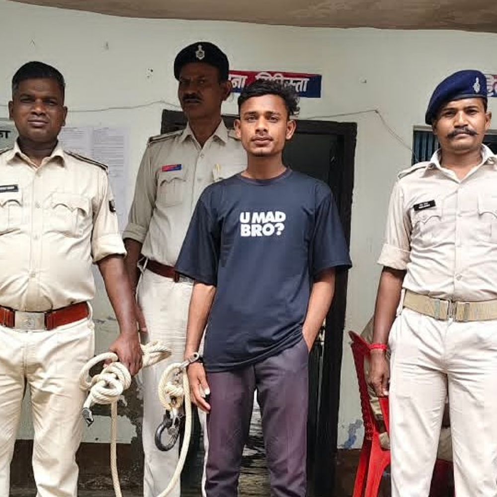 चोरी की बाइक लेकर भाग रहा युवक पकड़ाया:पटना में चोरी हुई बाइक और 200 ML शराब मिली