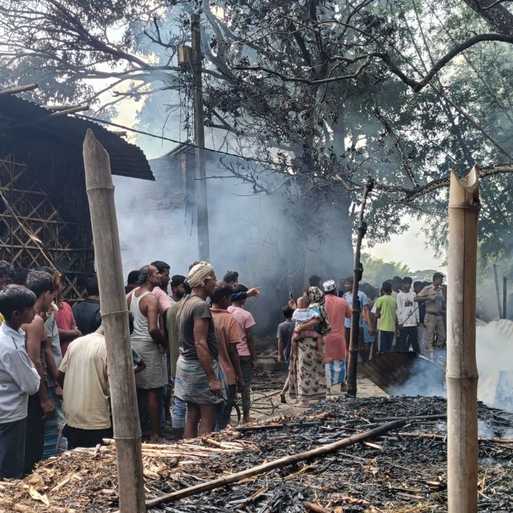 किशनगंज में आग से 9 परिवारों के घर जले:कासटोला में बिजली के शॉर्ट सर्किट से आग की आशंका; लाखों के सामान- दस्तावेज राख