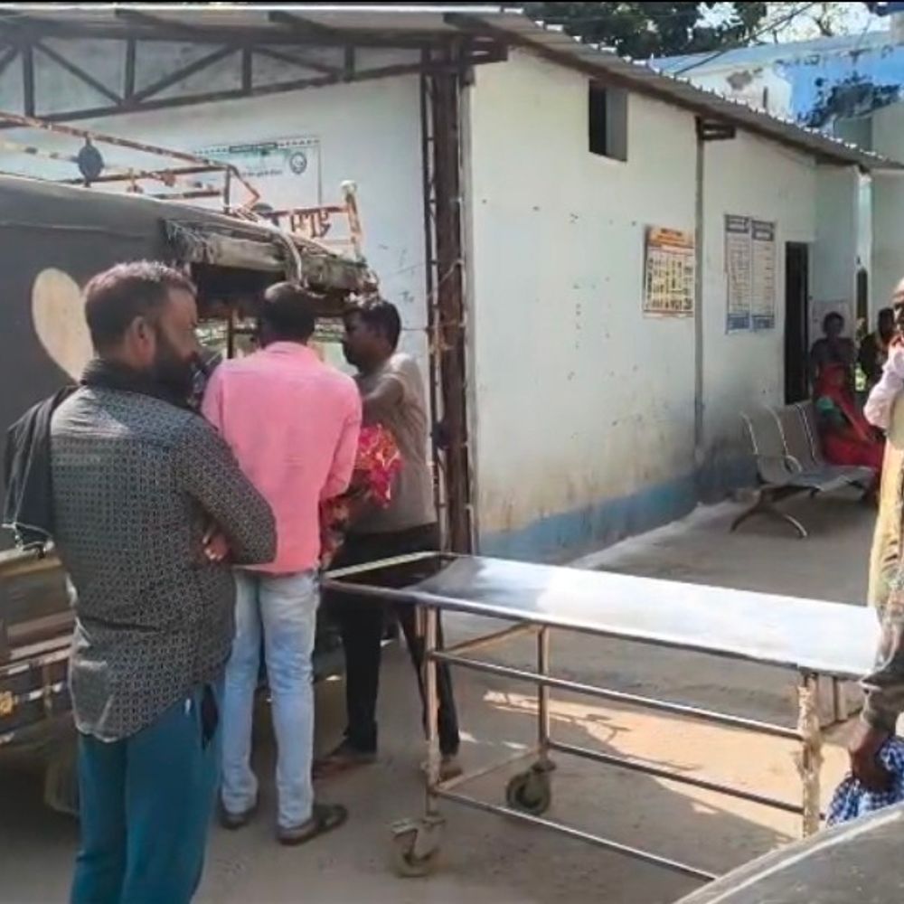 बाइक दुर्घटना में पत्नी की मौत, पति घायल:जमुई-मलयपुर मार्ग पर सतगामा के पास हुआ हादसा, महिला अस्पताल में मृत घोषित