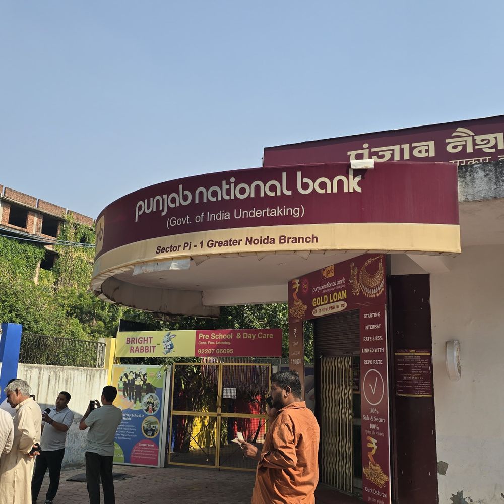 PNB में 35 करोड़ की हेराफेरी-5 कर्मचारी निलंबित:ग्रेटर नोएडा की शाखा में गड़बड़ी, खाताधारकों को पैसे वापसी का भरोसा दिया