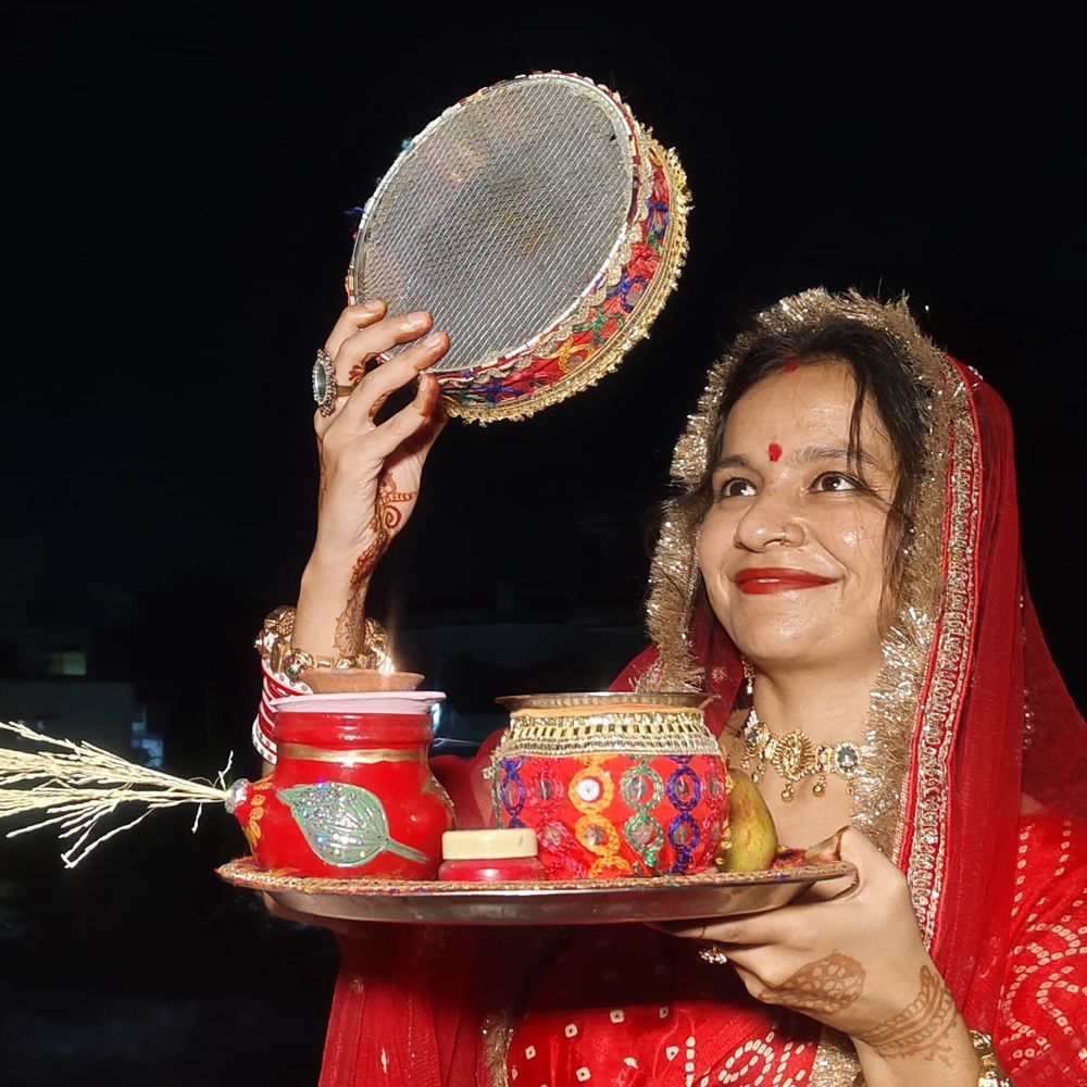 महिलाओं ने चांद देखकर करवा चौथ का व्रत खोला:मंदिरों और घरों में पूजा की, पति की लंबी उम्र और परिवार की सुख-समृद्धि की कामना