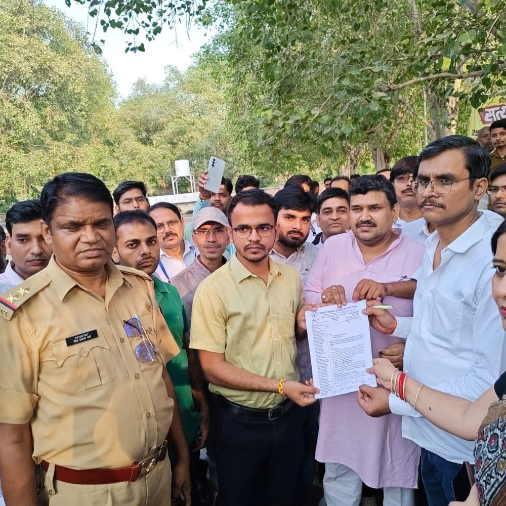 लखनऊ में कोर्ट कर्मचारियों का सत्याग्रह:वेतनमान में सुधार, पदोन्नति, सेवा नियमितीकरण; सेवा शर्तों में बदलाव की मांग
