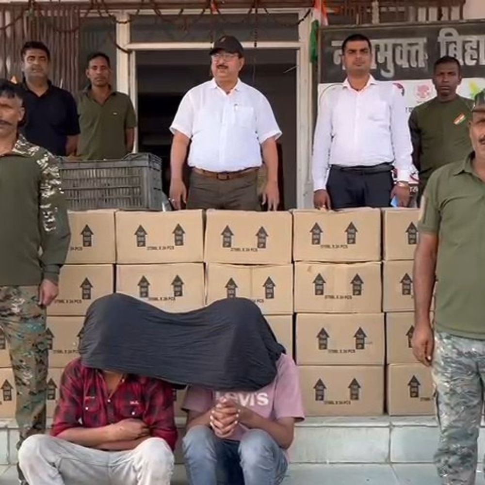 पत्तागोभी के नीचे छिपाकर ले जा रहा शराब पकड़ाया:सोनो चेकपोस्ट पर 711 लीटर अवैध शराब बरामद, 2 नाबालिग हिरासत में