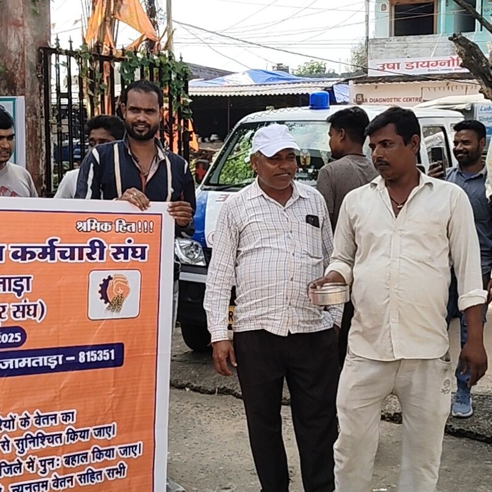 मानदेय न मिलने पर 108 एंबुलेंस कर्मियों ने किया भिक्षाटन:झारखंड एंबुलेंस संघ ने बकाया भुगतान, पुनर्बहाली व अधिकार मांगे