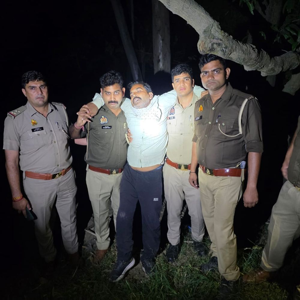 मेरठ में 25 हजार का इनामी मुठभेड़ में घायल:पुलिस ने गिरफ्तार किया; बिना नंबर की पिकअप और जिंदा गाय मिली