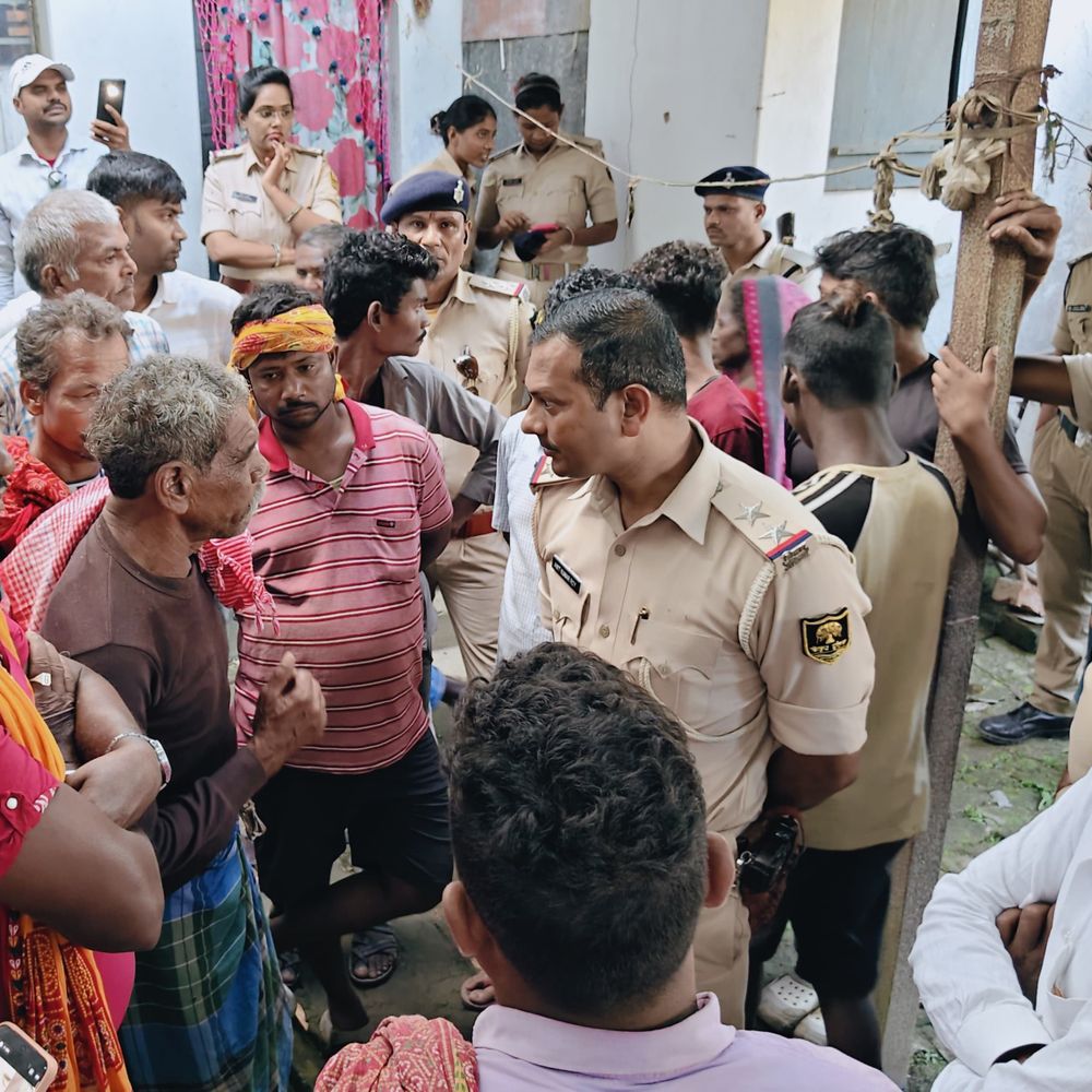 सुपौल-घर के आंगन में मिला युवक का शव:करंट लगने से मौत की आशंका, लाश के पास मिला मोटर; मुआवजे की मांग