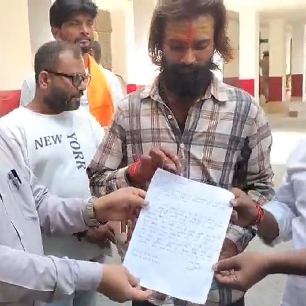 उन्नाव में गौशालाओं की बदहाली पर प्रदर्शन:गौ रक्षकों ने चारा-पानी और इलाज में लापरवाही के लगाए आरोप, कलेक्ट्रेट में दिया धरना