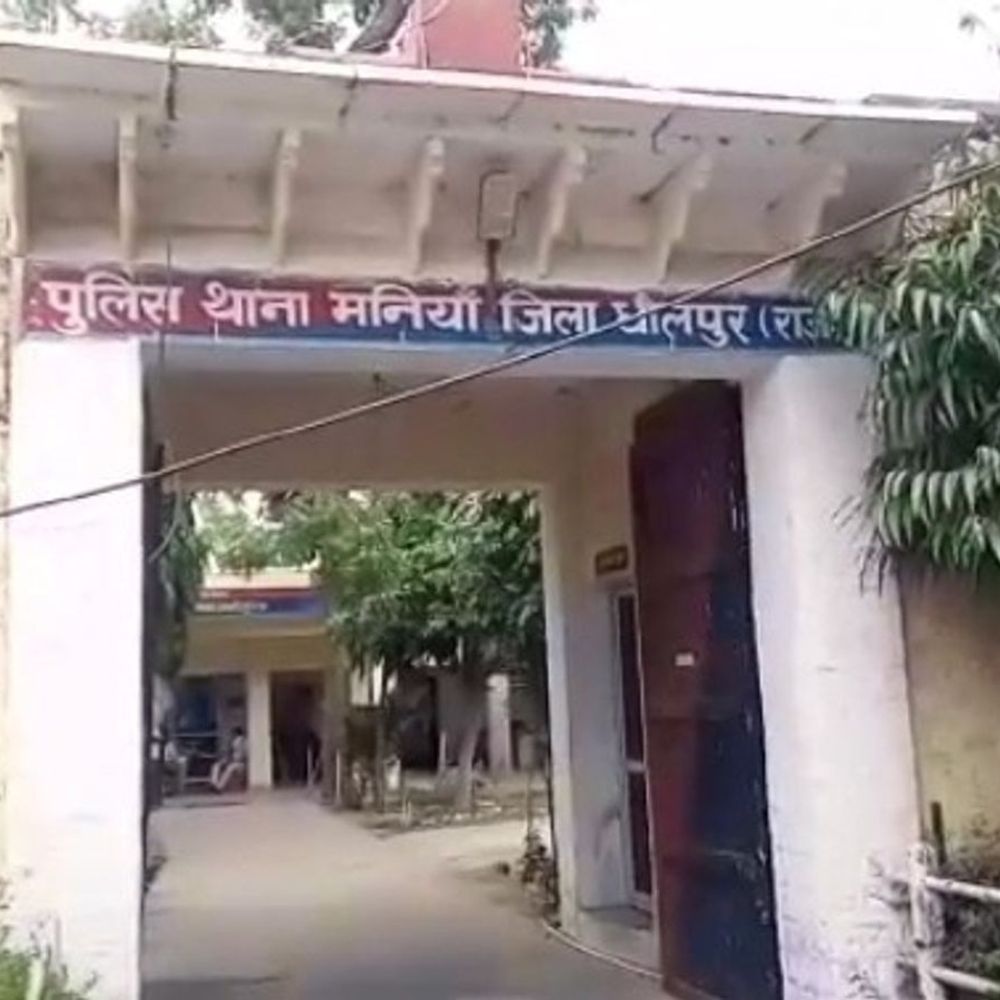 20 हजार का इनामी बदमाश गिरफ्तार:डकैती के मामले में 18 साल से फरार, 5 साल से भागा स्थायी वारंटी भी पकड़ा